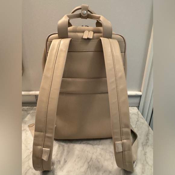 Metro Backpack - Picture 5 of 9